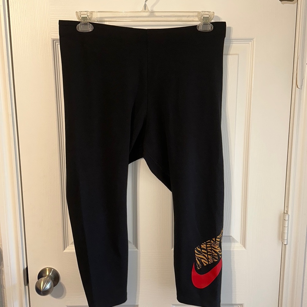 Nike 3/4 length Capri with leopard design